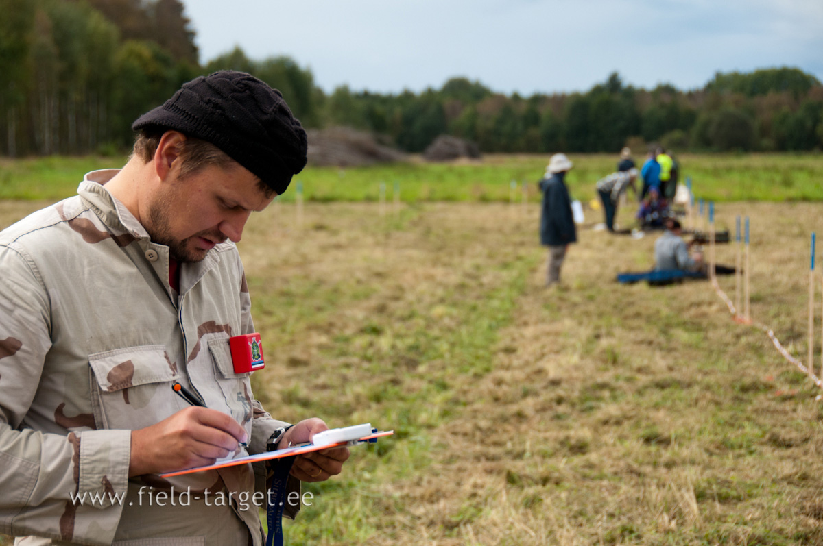 0036   Jalgib teine laskur kella ning margib vahepeal saadud tulemusi kirja